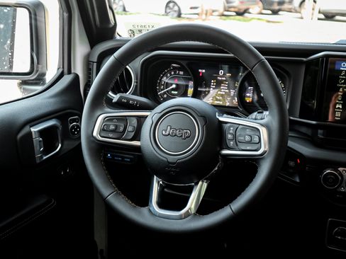 Used 2024 Jeep Wrangler Unlimited Sahara w/ Technology Group AWD/4WD image 18