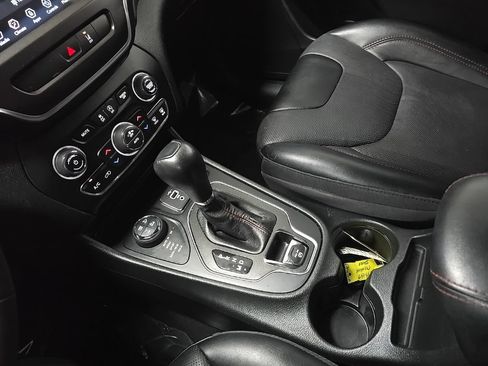Used 2022 Jeep Cherokee Trailhawk w/ Premium Leather Package AWD/4WD image 28