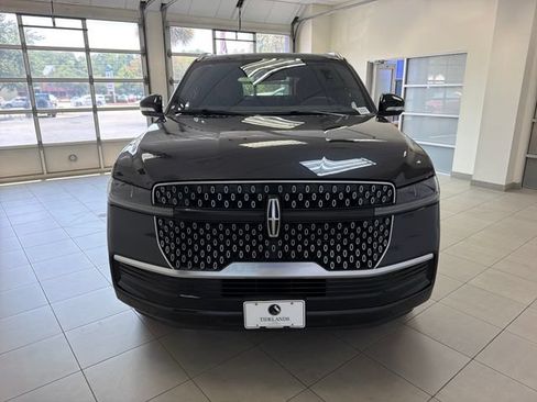 Used 2025 Lincoln Navigator Reserve AWD/4WD image 2