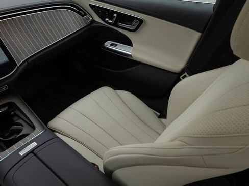 Used 2025 Mercedes-Benz E 350 4MATIC Sedan image 26
