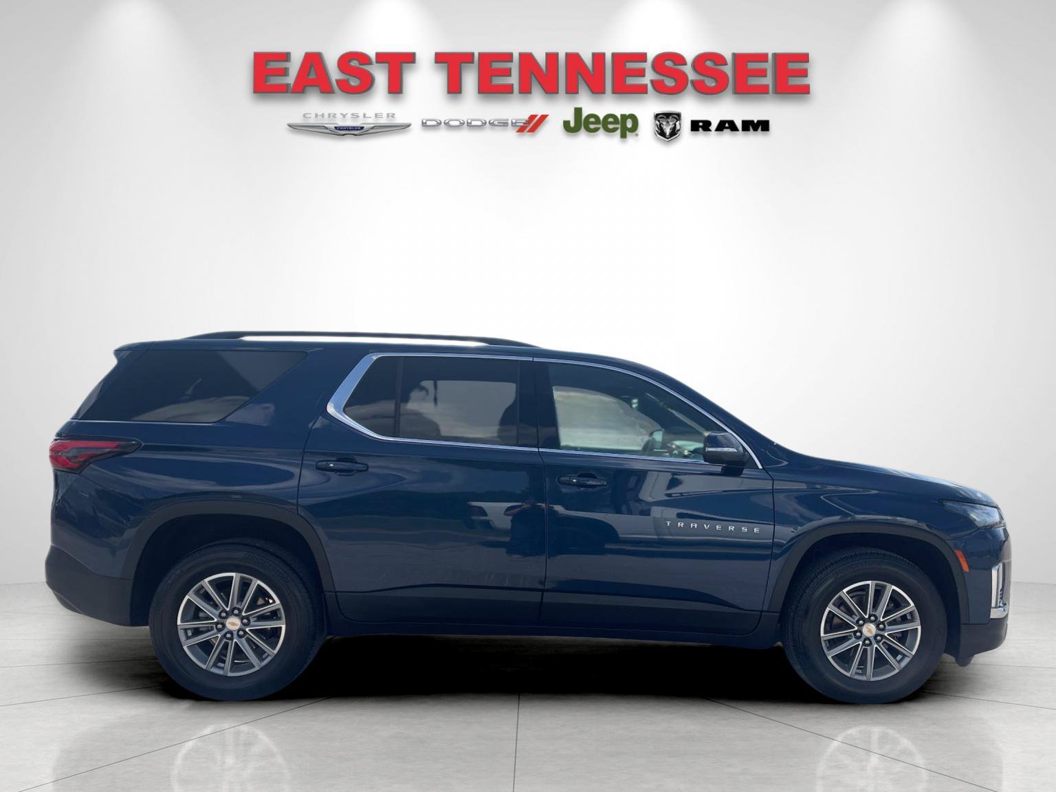 Used 2023 Chevrolet Traverse LT FWD image 2