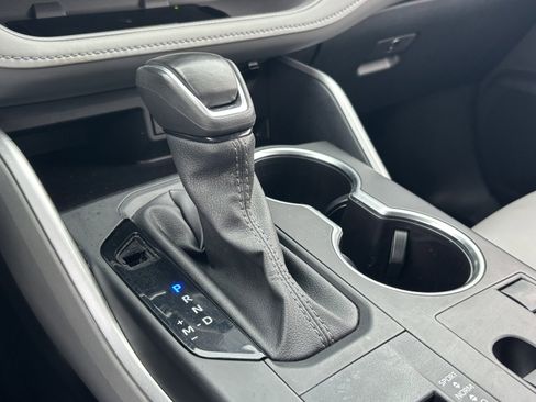 Used 2024 Toyota Highlander LE image 27