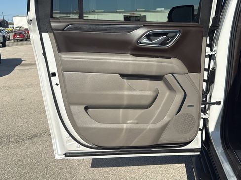 Used 2022 GMC Yukon XL SLT w/ SLT Luxury Package image 13