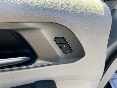 Used 2024 Chrysler Pacifica Touring-L FWD image 15