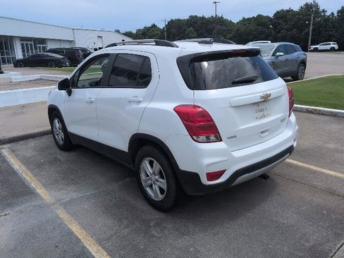 Used 2022 Chevrolet Trax LT w/ LT Convenience Package FWD image 4