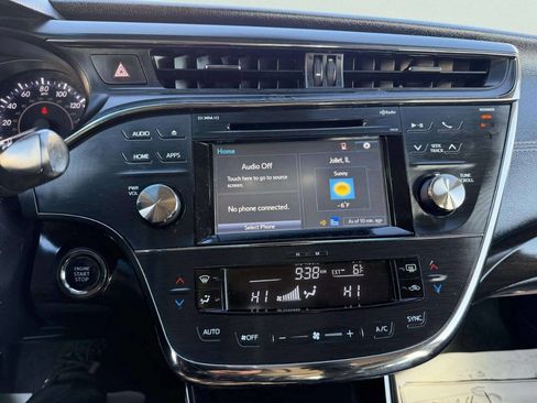 Used 2018 Toyota Avalon XLE image 18