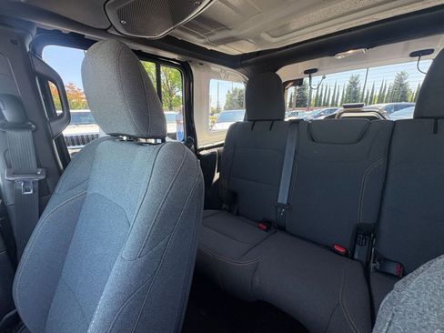 Used 2025 Jeep Wrangler Unlimited Sahara AWD/4WD image 39