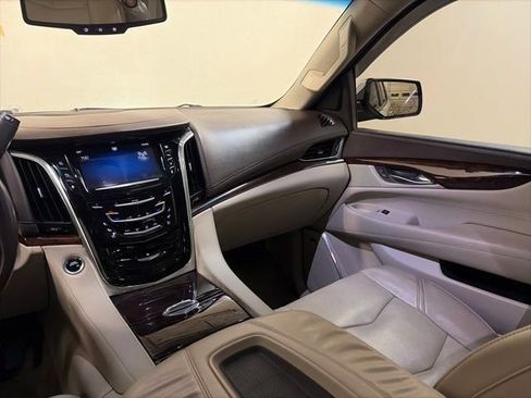 Used 2015 Cadillac Escalade Luxury image 30