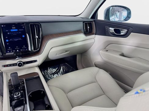 Used 2022 Volvo XC60 B5 Momentum w/ Climate Package image 25
