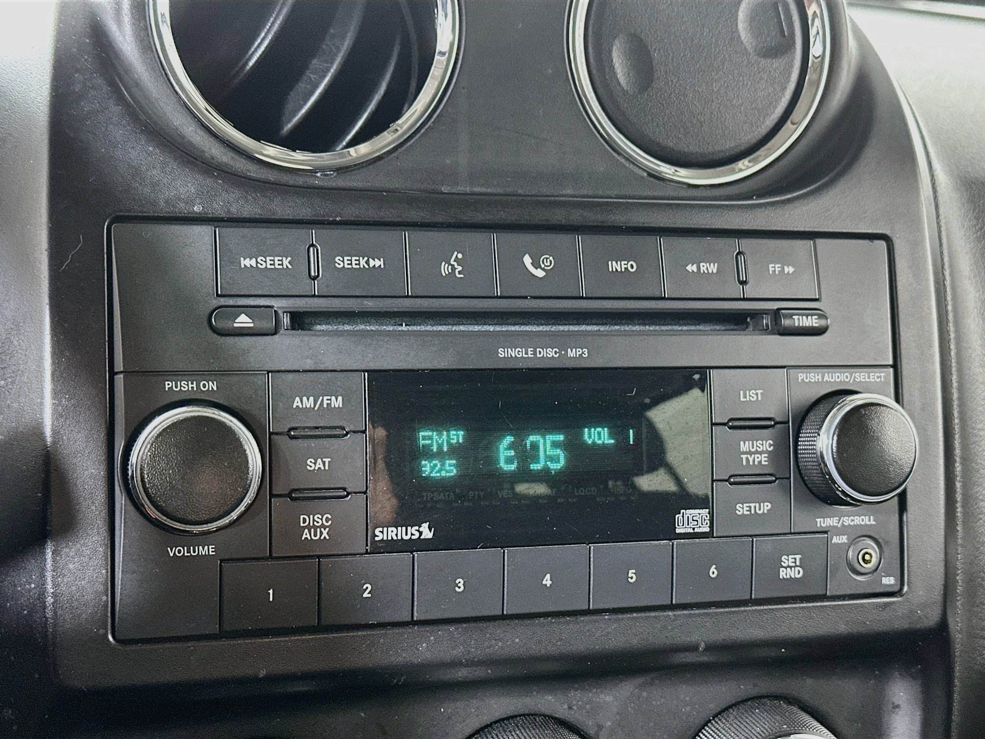 Used 2014 Jeep Patriot Latitude FWD image 13