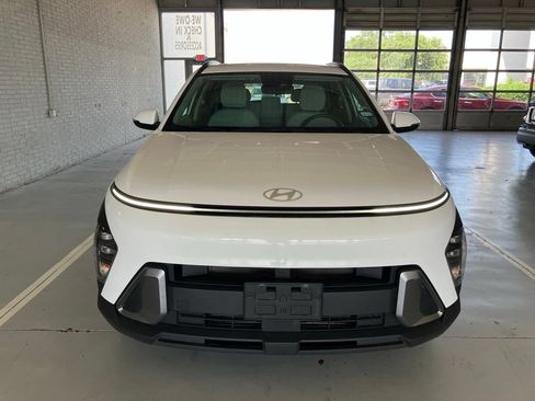 Used 2025 Hyundai Kona SEL FWD image 2