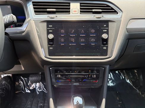 Used 2022 Volkswagen Tiguan SE FWD image 25