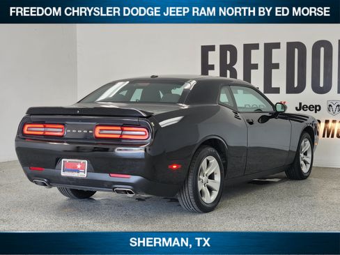 Used 2022 Dodge Challenger SXT RWD image 4