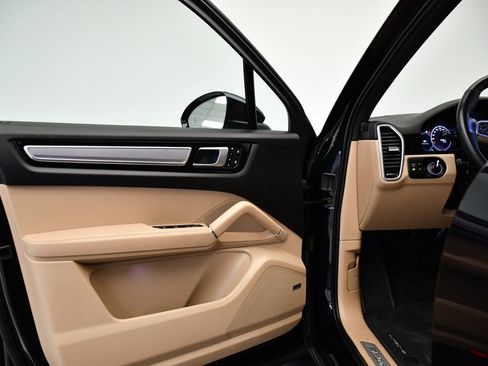 Used 2022 Porsche Cayenne Platinum Edition image 33