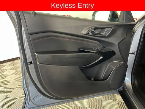 Used 2025 Chevrolet Trax RS w/ Sunroof Package FWD image 11