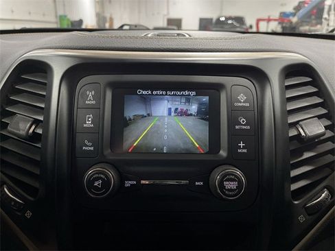Used 2016 Jeep Cherokee Sport image 25