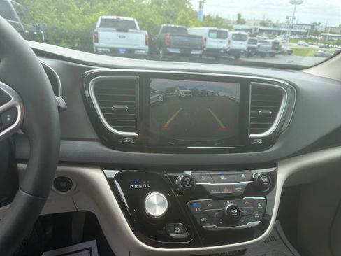 Used 2022 Chrysler Pacifica Touring-L FWD image 15