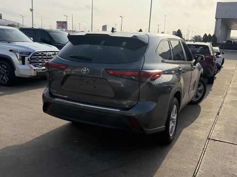 Used 2023 Toyota Highlander LE FWD image 5