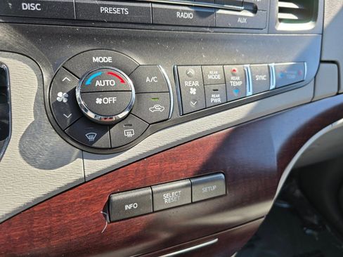Used 2012 Toyota Sienna XLE FWD image 12