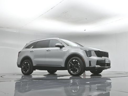 Used 2025 Kia Sorento S w/ Panoramic Sunroof Package FWD image 4