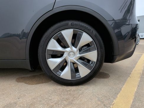 Used 2024 Tesla Model Y 2WD image 13