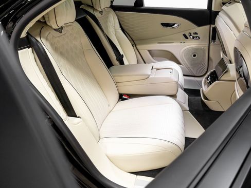 Used 2021 Bentley Flying Spur W12 image 25