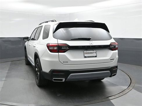 New 2025 Honda Pilot Touring image 8