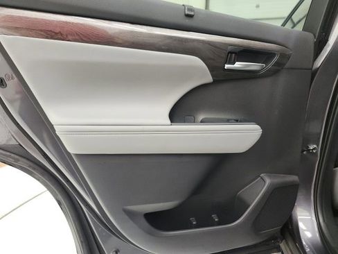 Used 2025 Toyota Highlander Platinum image 9