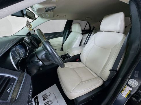 Used 2018 Chrysler 300 Limited image 12