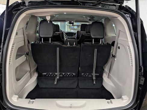 Used 2024 Chrysler Pacifica Touring-L image 46