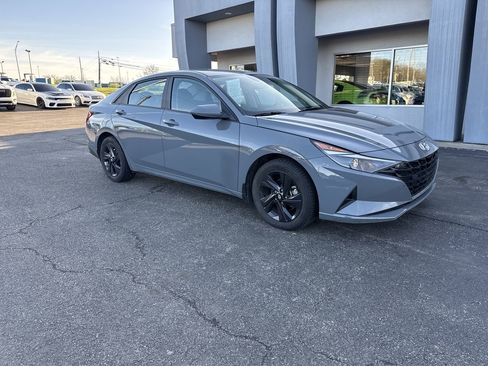 Used 2022 Hyundai Elantra SEL image 15