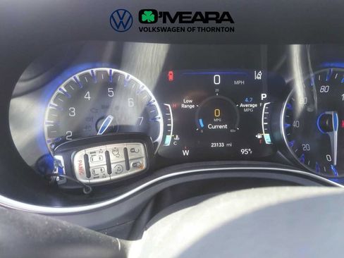Used 2026 Chrysler Pacifica Limited FWD image 3