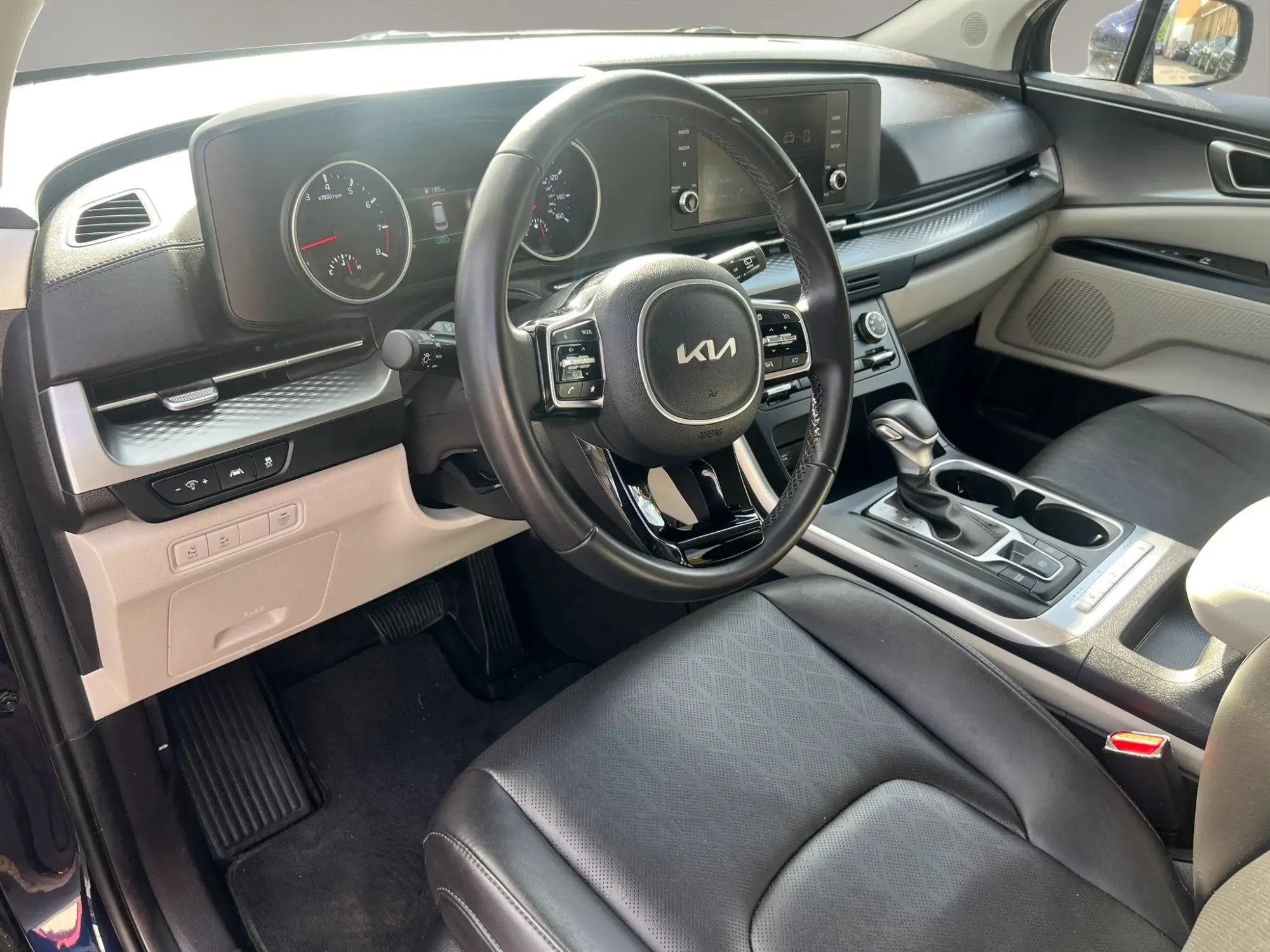 Used 2023 Kia Carnival LX FWD image 15