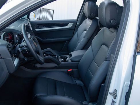 Certified 2024 Porsche Cayenne image 5