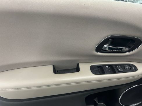 Used 2018 Honda HR-V EX image 16
