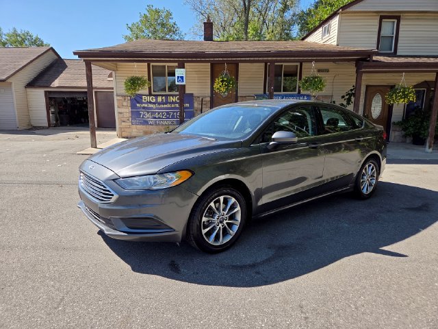 Used 2017 Ford Fusion SE w/ Fusion SE Technology Package FWD image 2