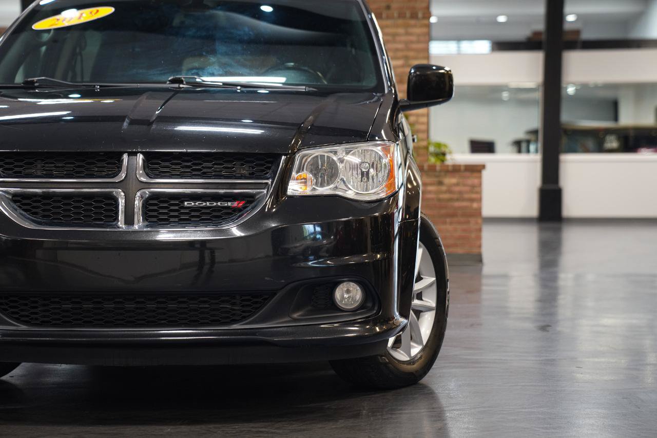 Used 2019 Dodge Grand Caravan SXT FWD image 2