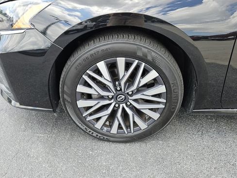 Used 2025 Nissan Altima 2.5 SV FWD image 9