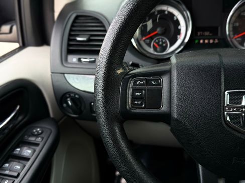 Used 2018 Dodge Grand Caravan SE w/ UConnect Hands-Free Group image 31