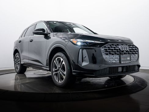 Certified 2025 Audi Q5 Premium w/ Convenience Package image 1