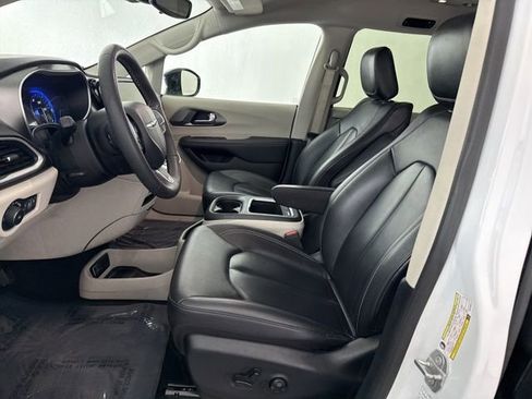 Used 2024 Chrysler Pacifica Touring-L image 26