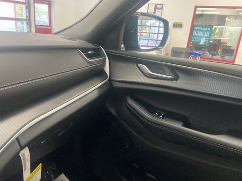 New 2025 Jeep Grand Cherokee Altitude image 28