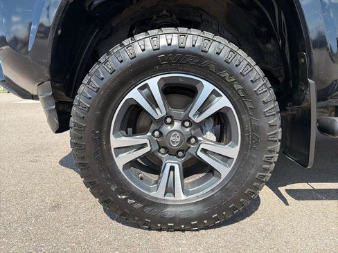 Used 2018 Toyota Tacoma TRD Sport AWD/4WD image 21