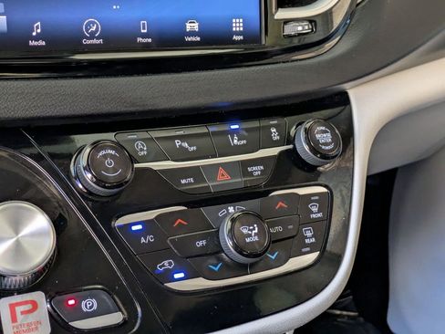 Used 2024 Chrysler Pacifica Touring-L image 17