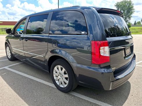 Used 2014 Chrysler Town & Country Touring FWD image 22