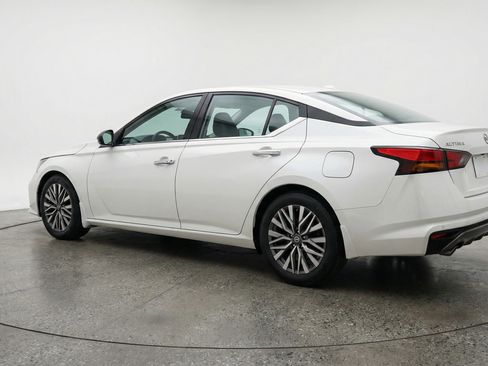 Used 2025 Nissan Altima 2.5 SV FWD image 6