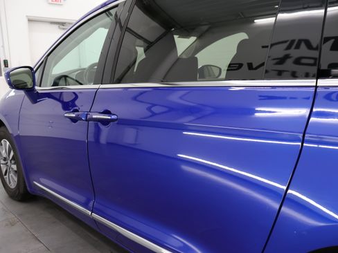 Used 2020 Chrysler Pacifica Touring-L Plus FWD image 36