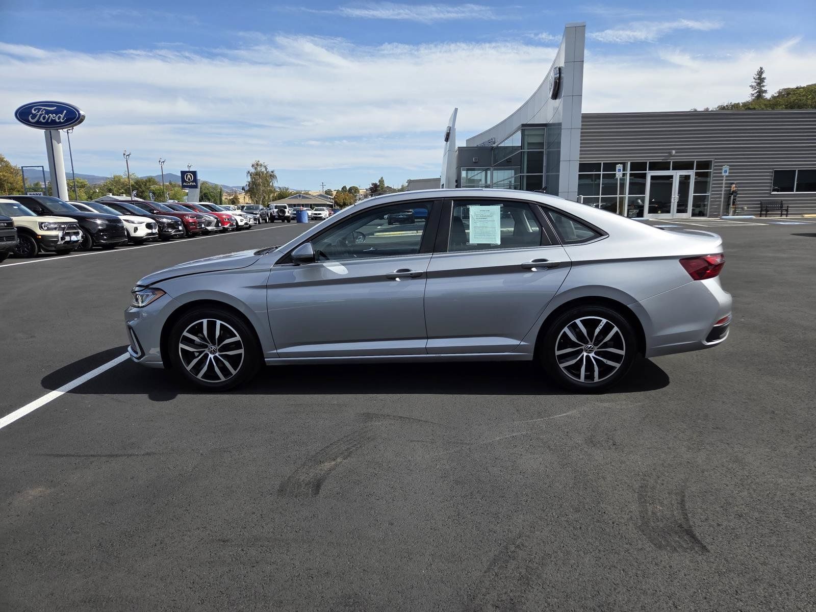 Used 2025 Volkswagen Jetta SE FWD image 8