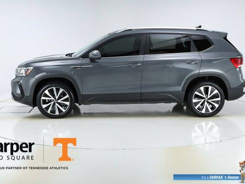 Used 2023 Volkswagen Taos SE w/ Panoramic Sunroof Package FWD image 2