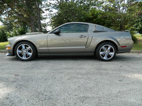 Used 2005 Ford Mustang GT Premium image 4